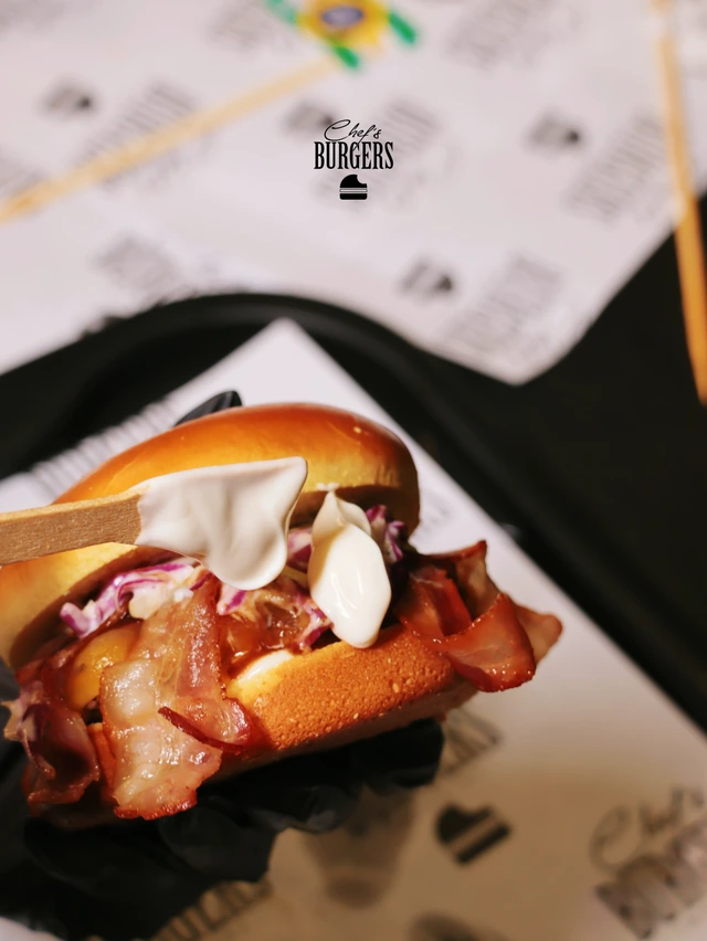Hambúrguer em close com molho e tipografia